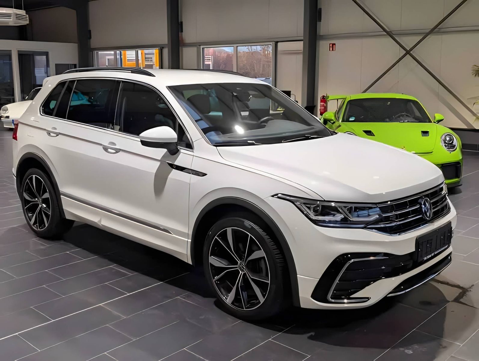 Volkswagen Tiguan R-Line — Foto 2