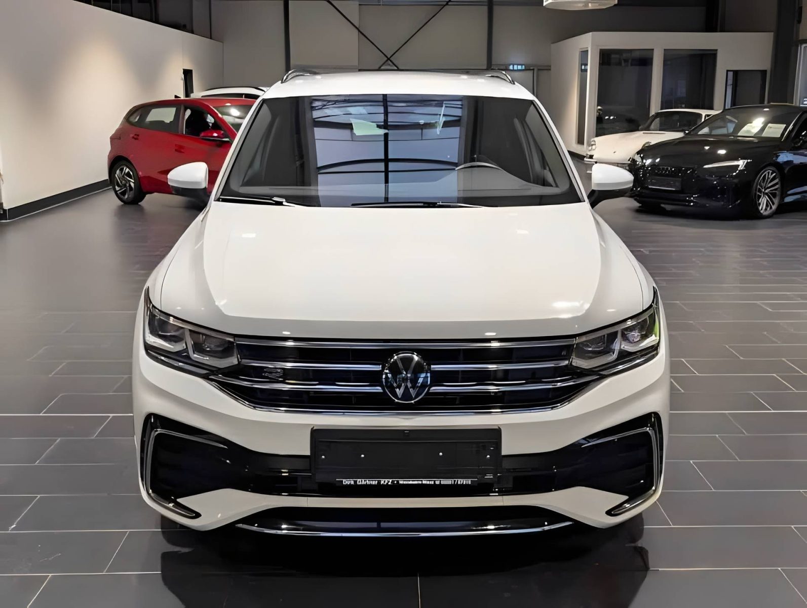Volkswagen Tiguan R-Line — Foto 1