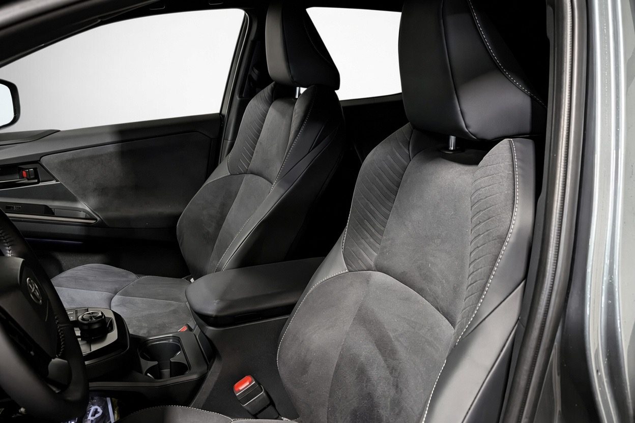 Toyota C-HR AWD-i — photo 8