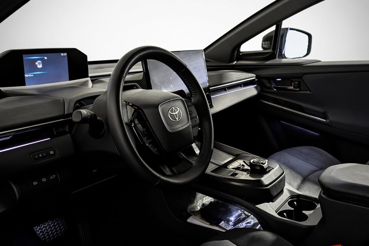 Toyota C-HR AWD-i — photo 9