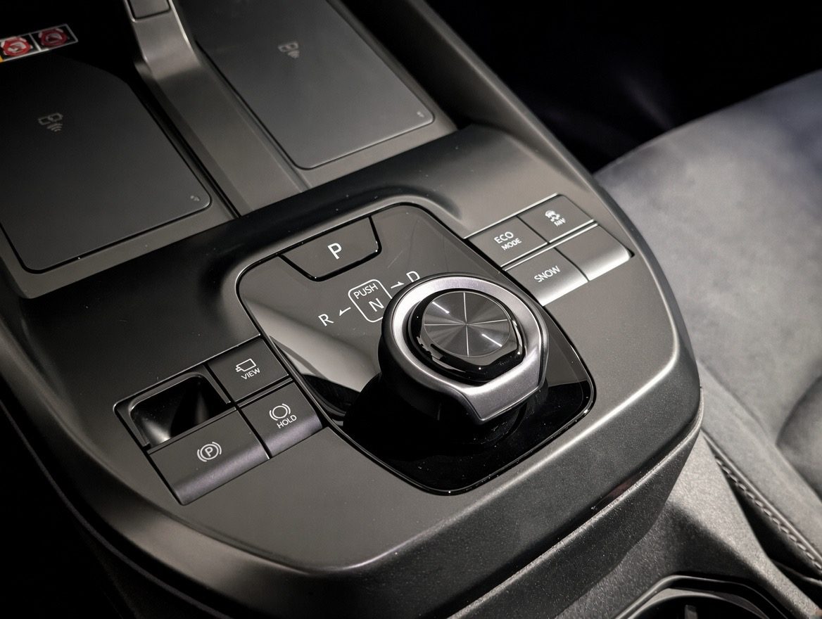 Toyota C-HR AWD-i — photo 16