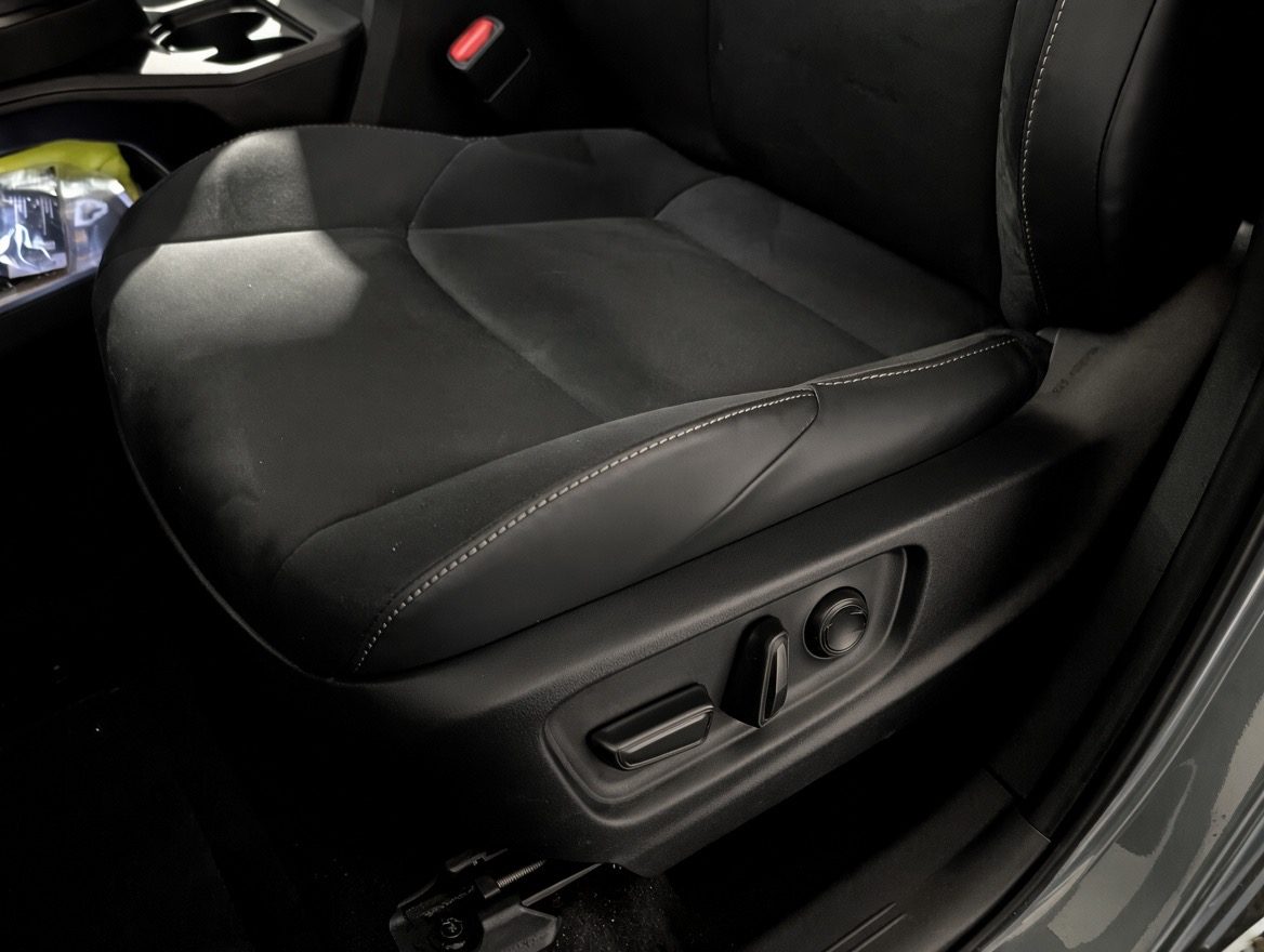 Toyota C-HR AWD-i — photo 17