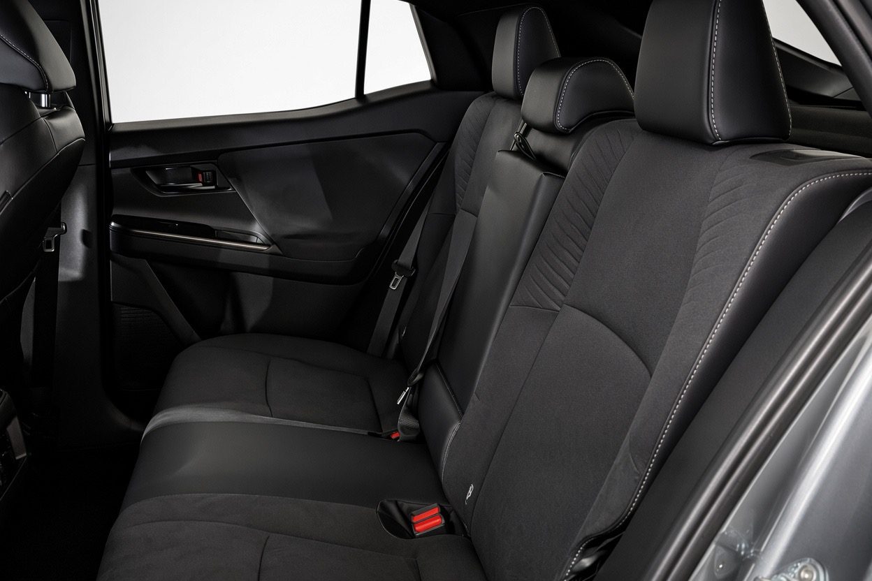 Toyota C-HR AWD-i — photo 18